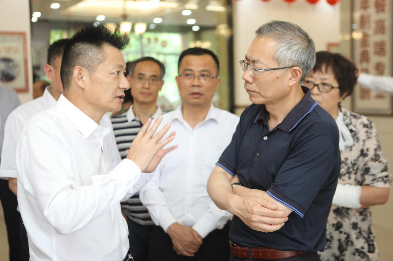 <b>人社部副部長湯濤肯定新華教育集團辦學(xué)實力</b>