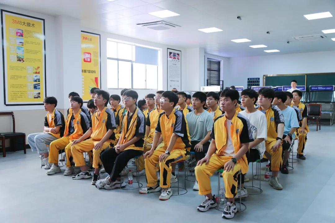 <b>大咖來啦！企業(yè)總監(jiān)進(jìn)校宣講助力萬通學(xué)子成長</b>