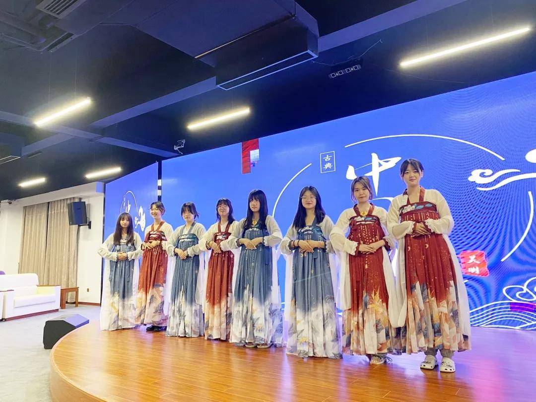 <b>快看，這才是萬通閃光少女！</b>